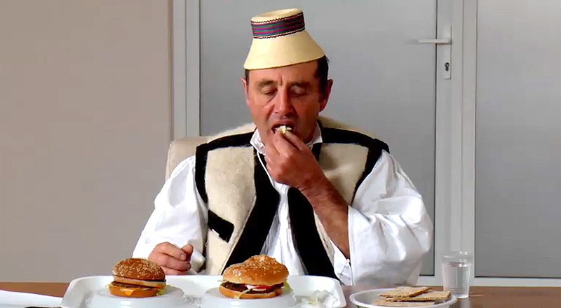 Europa interzice de ani buni fast food-ul în şcoli şi în reclame
