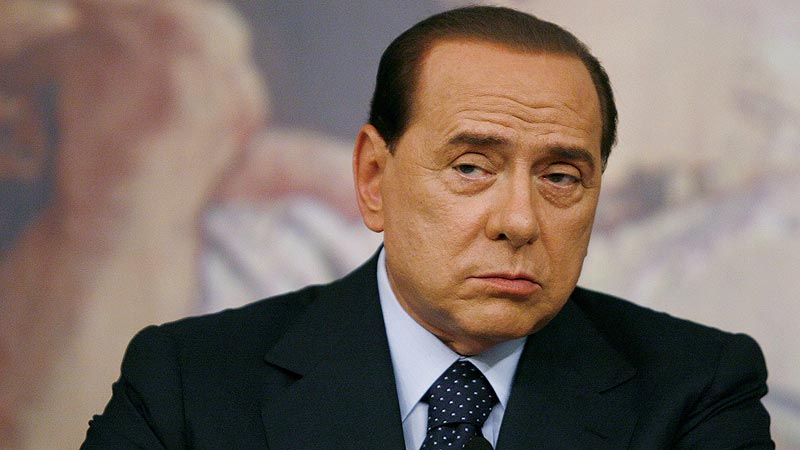 Berlusconi a ieşit în public pentru prima dată după atacul de la Milano