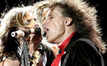Steven Tyler a ajuns să cânte prin magazine