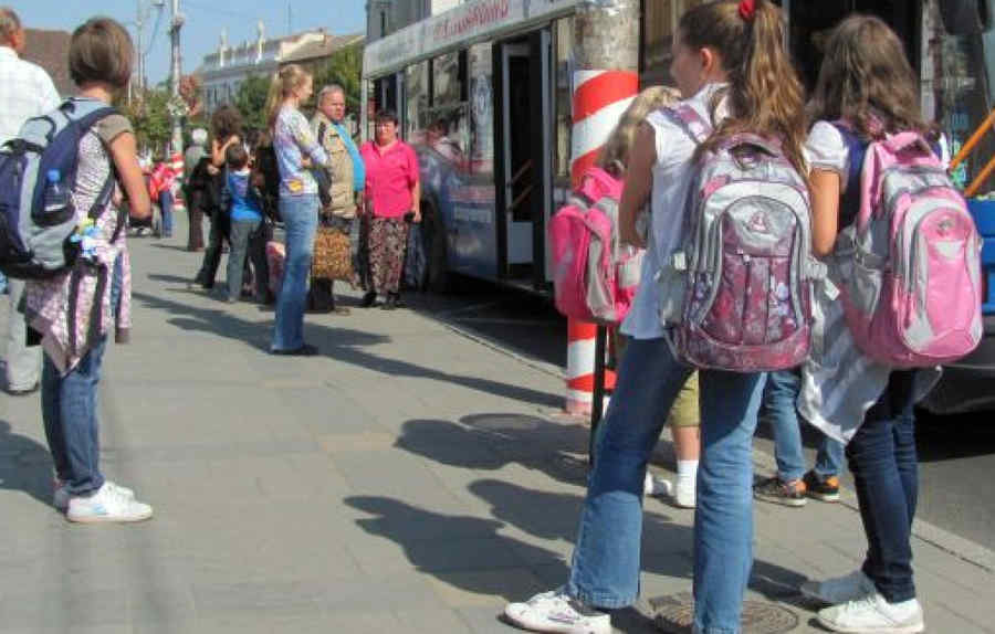 Elevii vor merge gratuit cu transportul în comun