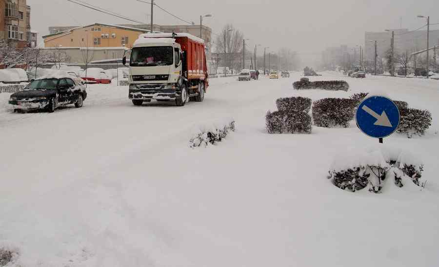 Drumuri închise în Constanţa, Buzău şi Vrancea. Trenuri anulate