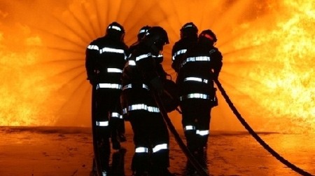 Incendiu de proporţii în staţiunea Rânca: şase cabane de lux s-au făcut scrum
