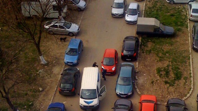 Maşinile parcate pe spaţiile verzi şi trotuare, ridicate