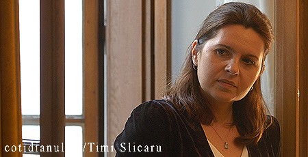 „Rochie croită pe măsura 36 şi trebuie purtată de o doamnă care are măsura 44”