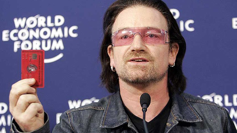 Bono, solistul U2, a fost operat de urgență la coloană