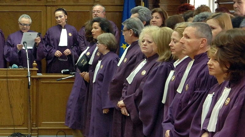 Magistraţii reclamă Guvernul la Bruxelles