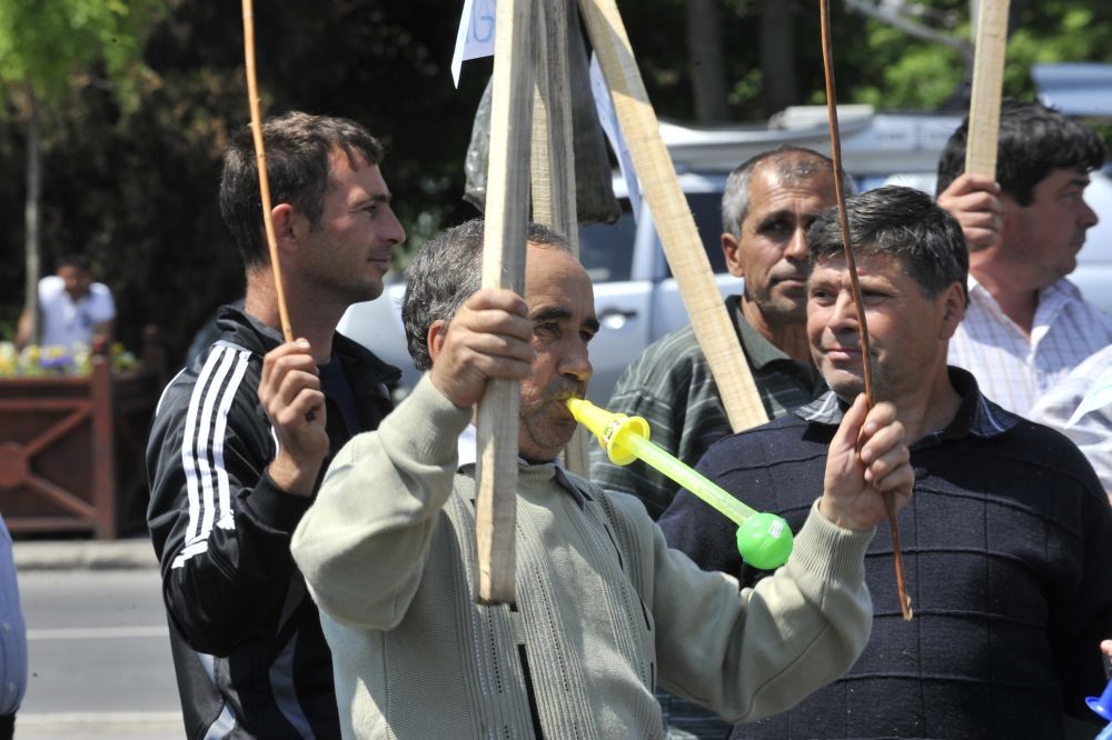 Fotografii cu Băsescu în flăcări la protestele din ţară