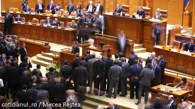 Peste 40 de amendamente depuse la legile asumării