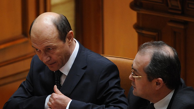 Băsescu ameninţă PDL că, în absenţa susţinerii Guvernului, trece în opoziţie