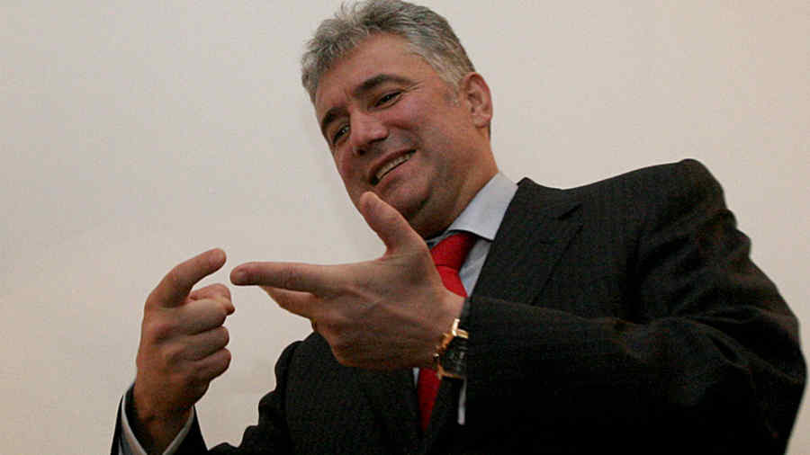 Gabriel Oprea basculează armamentul uzat în curtea lui Adriean Videanu