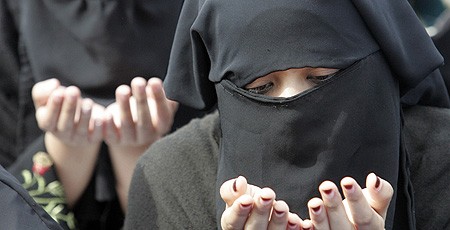 Un oraş catalan interzice portul vălului islamic integral în locuri publice
