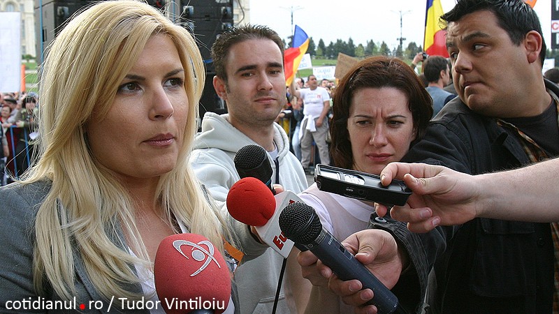 Udrea acuză Realitatea TV de manipulare şi susţine că nu a împărţit pantofi cu toc sinistraţilor