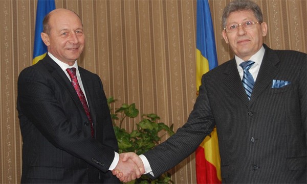 Băsescu îi ceartă pe sinistraţii români, dar le trimite ajutoare celor moldoveni