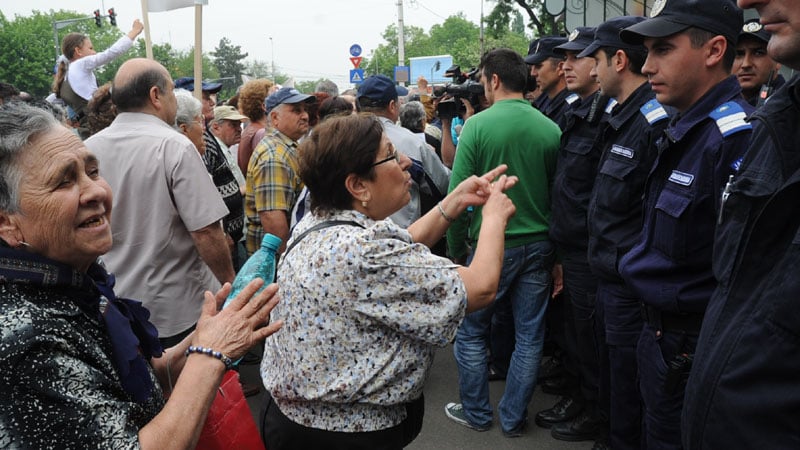 Vârstnicii, din nou în stradă dacă scad pensiile