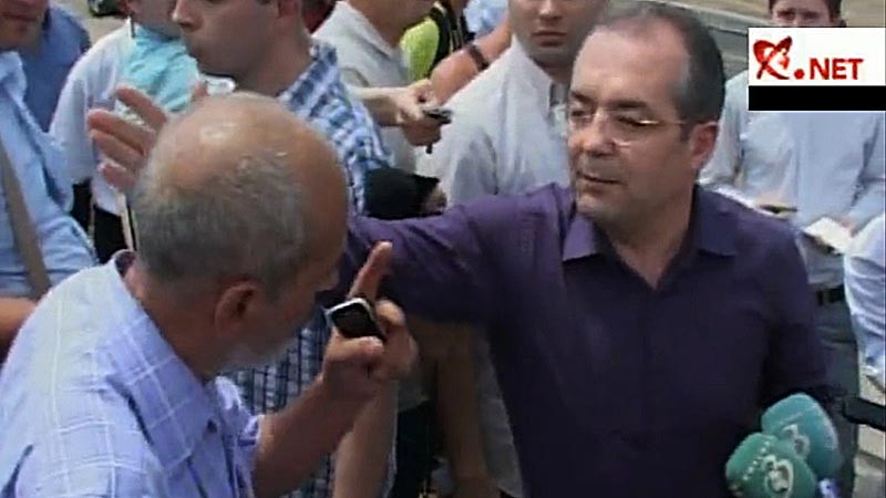 Boc nu mai poate ieşi nici măcar pe centură