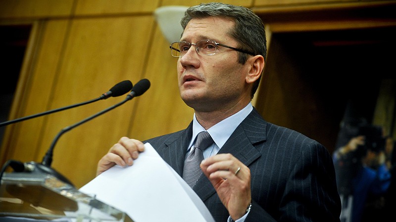 Liviu Negoiţă pompează bani în oamenii de partid