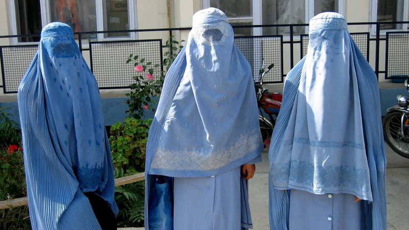 Vălul islamic începe să fie interzis şi la el acasă