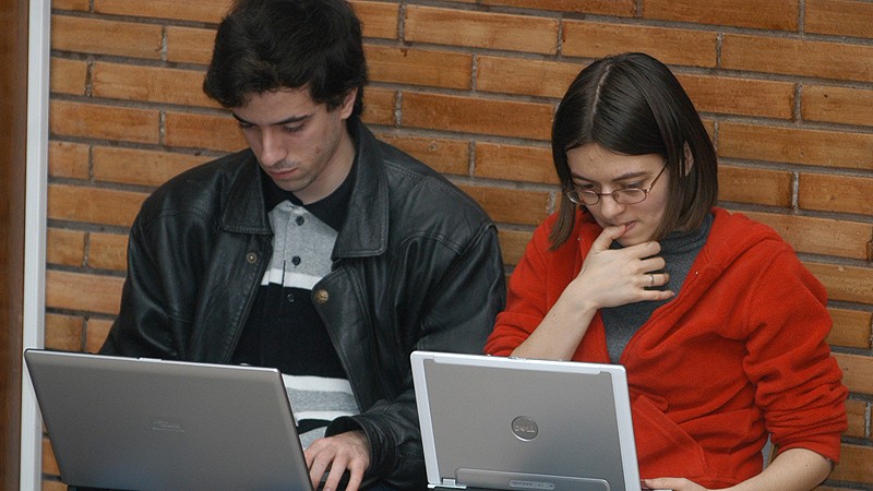 Femeile tinere folosesc cel mai mult Internetul