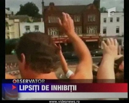 Peste o sută de britanici, goi puşcă, s-au dat într-un „montagnes russe” pentru a ajunge în Cartea Recordurilor