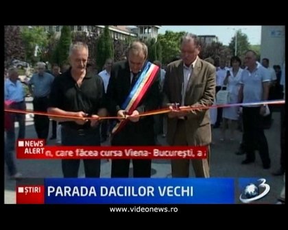 Expoziţia Daciilor vechi la Mioveni, în faţa primãriei fiind expuse cinci maşini recondiţionate de un colecţionar din Suceava