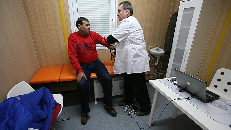 Sfatul Băncii Mondiale pentru medicii români: Rămâneţi în ţară