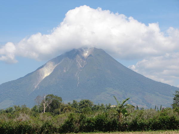 Alertă maximă în Sumatra: Vulcanul Sinabung a erupt