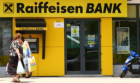 Clienții nemultumiți organizează noi acțiuni împotriva băncilor Volksbank, BCR, Raiffeisen