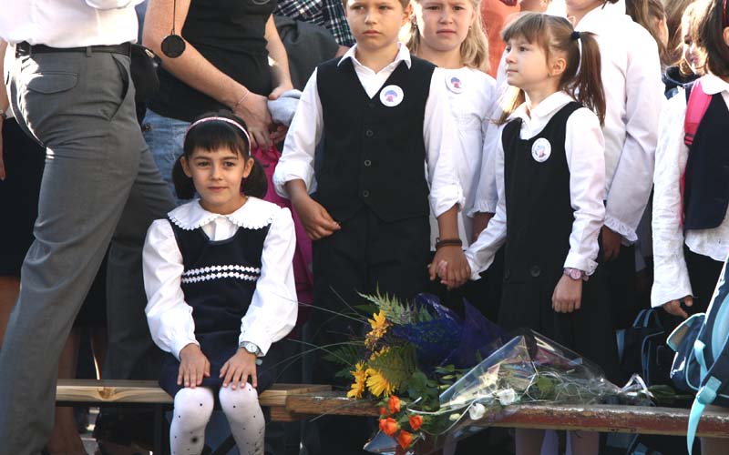 Peste 3,2 milioane de elevi merg azi la școală