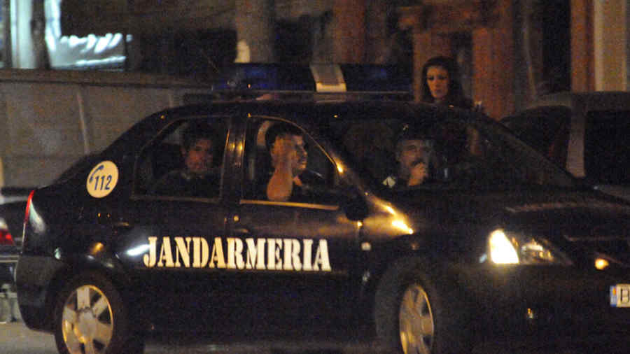 Două persoane care au recrutat tinere pentru prostituţie, arestate