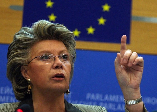 Comisarul Viviane Reding, discriminată de guvernul francez