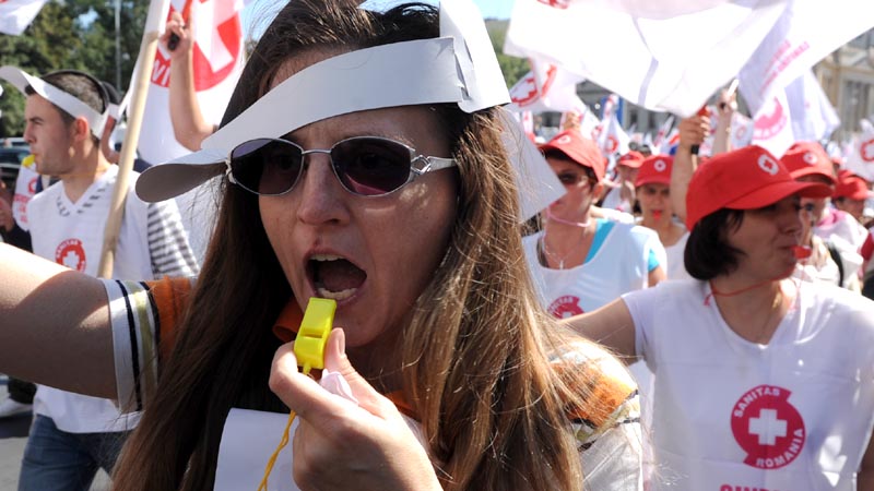 Sindicaliştii de la Sanitas dau Guvernul în judecată