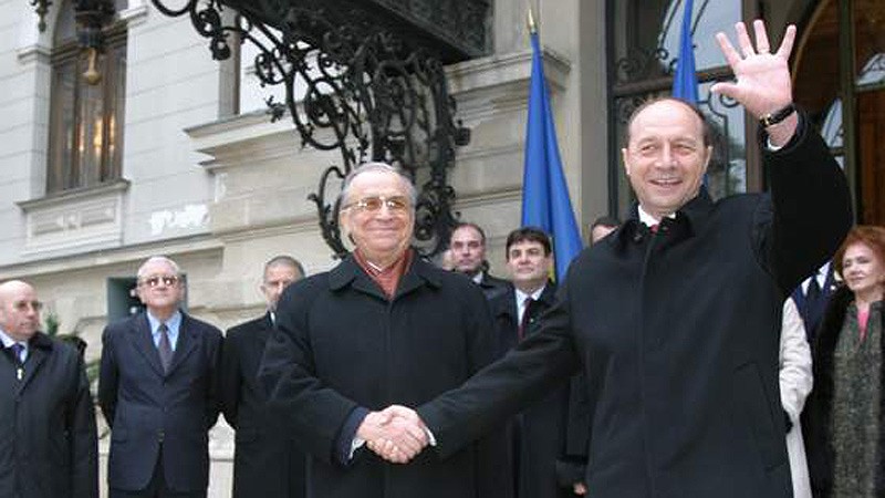 Iliescu: Suspendarea preşedintelui, o avertizare binevenită
