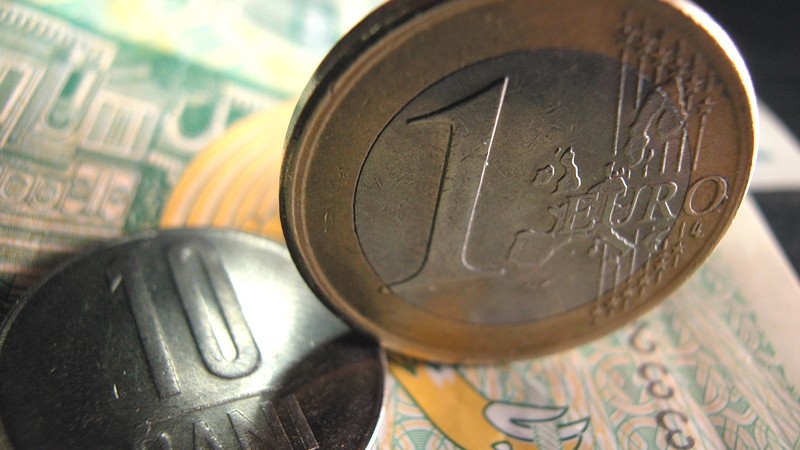 Raiffeisen: Cursul de schimb va fi volatil în perioada următoare