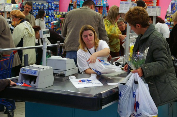 Bugetarii tăiaţi la salariu îşi pot cere banii înapoi