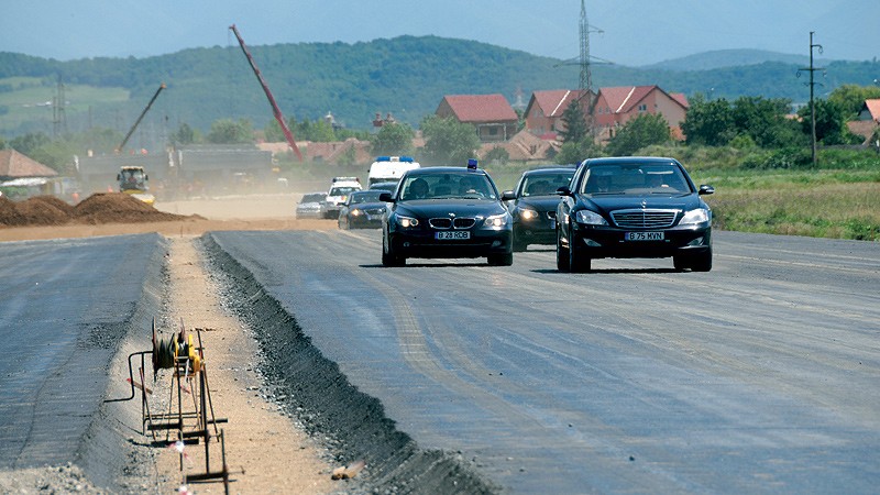 Plăţi ilegale de peste 100 milioane de euro pentru regii asfaltului