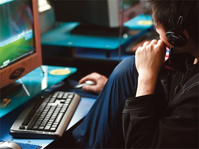 Unul din patru copii britanici se uită la materiale pornografice pe internet, conform unui studiu