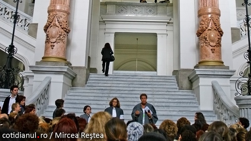 A cerut daune de 10.000.000 de euro, a primit 500