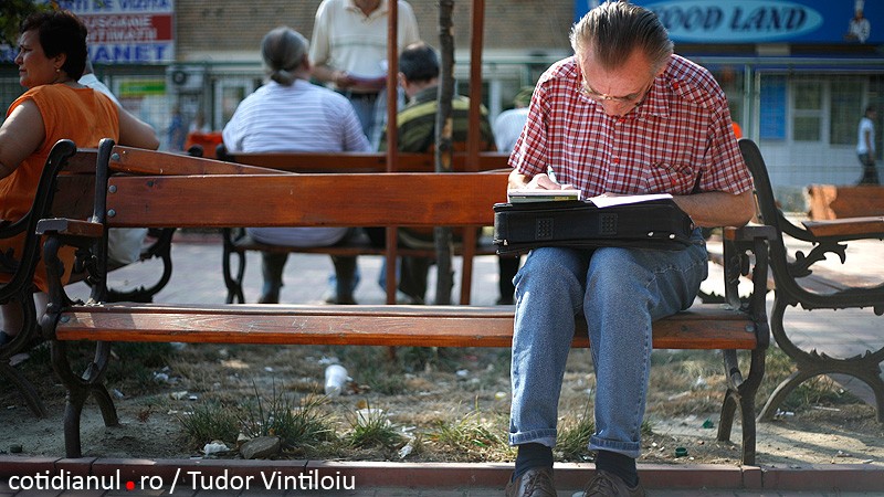 Tinerii din PDL donează bani pensionarilor