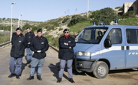 Tot mai mulţi români-infractori în străinătate