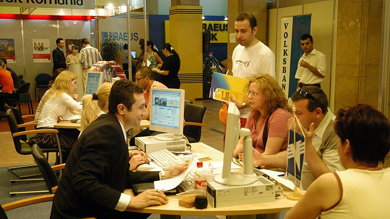 Moody’s menţine perspectiva negativă pentru băncile din România