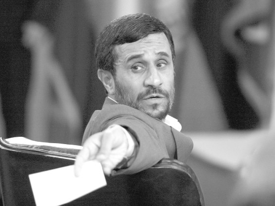 Flori şi bomboane pentru Ahmadinejad la Beirut, iar la Ierusalim un glonţ