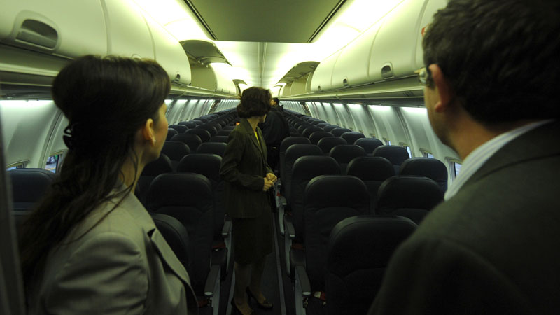 Bugetarii zboară cu avionul pentru că nu au bani de benzină