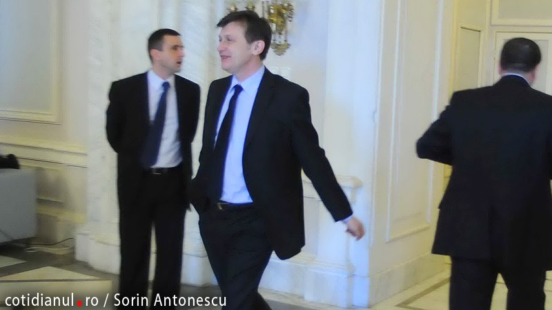 Antonescu: PNL, PSD şi PC trebuie să formeze o majoritate parlamentară