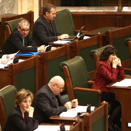 Deplasările senatorilor în perioada moţiunii şi a asumării, anulate sau amânate