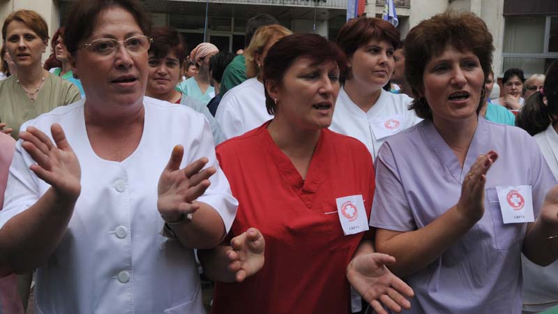 Angajaţii Spitalului TBC din Piteşti continuă protestul