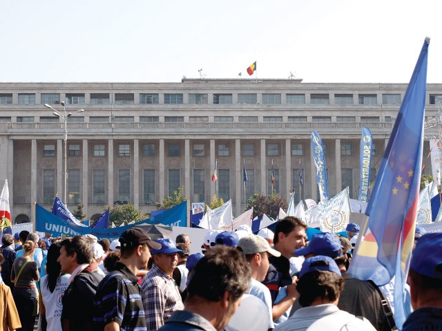 Peste 80.000 de oameni ies în stradă în ziua votării moţiunii