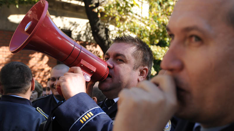 Gardienii pichetează sediul PDL