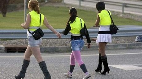 Prostituatele spaniole sunt obligate să poarte veste reflectorizante
