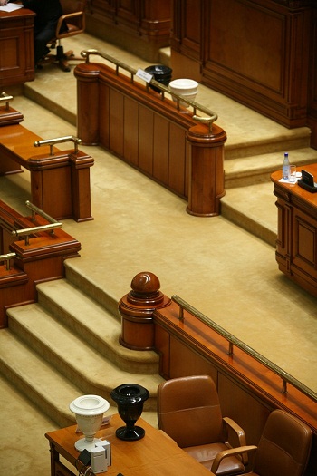 Ponta: Ne lipsesc patru voturi pentru a trece moţiunea de cenzură