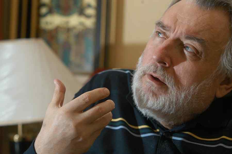 Starea de sănătate a lui Adrian Păunescu s-a ameliorat uşor
